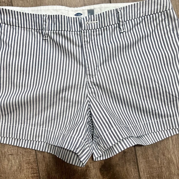 Old Navy Gray and White Bermuda low waist Shorts 10 - Picture 4 of 6